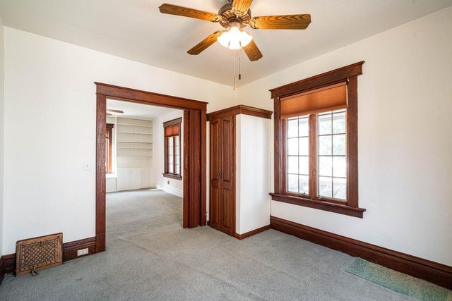 827 Oakland AVENUE, Waukesha, WI 53186