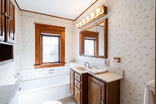 827 Oakland AVENUE, Waukesha, WI 53186