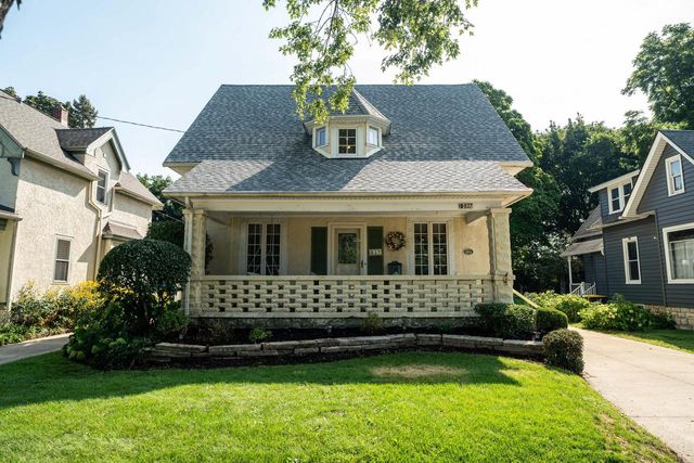 827 Oakland AVENUE, Waukesha, WI 53186