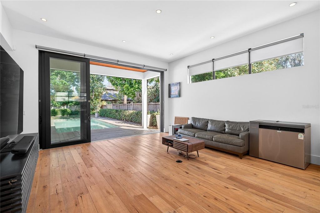 Image 15 of property listing at 911 GOLFVIEW STREET, Orlando, FL 32804