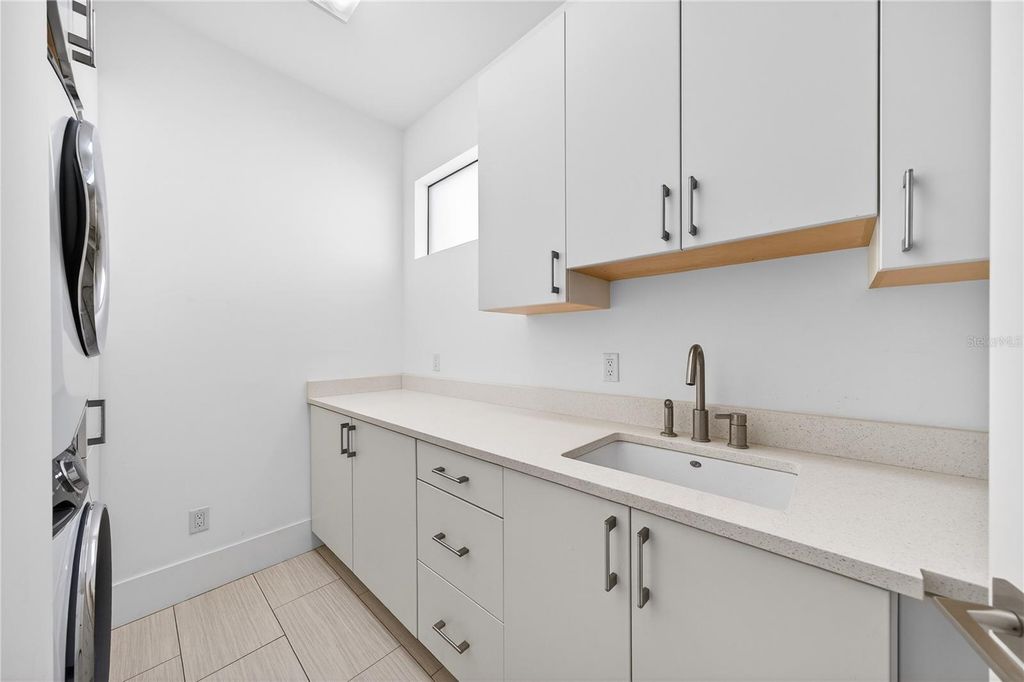 Image 19 of property listing at 911 GOLFVIEW STREET, Orlando, FL 32804