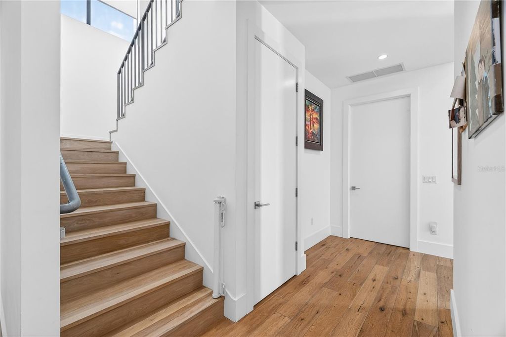 Image 20 of property listing at 911 GOLFVIEW STREET, Orlando, FL 32804