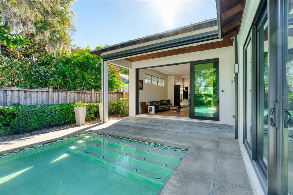 Image 3 of property listing at 911 GOLFVIEW STREET, Orlando, FL 32804