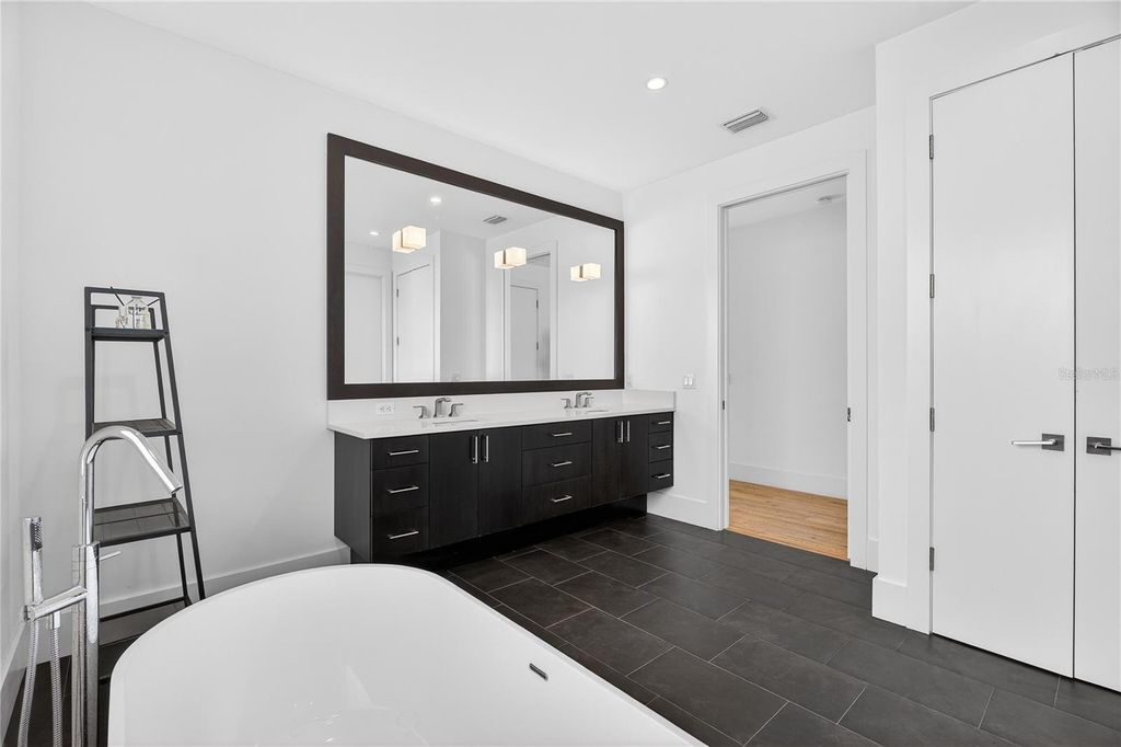 Image 22 of property listing at 911 GOLFVIEW STREET, Orlando, FL 32804