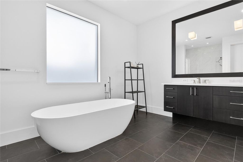 Image 24 of property listing at 911 GOLFVIEW STREET, Orlando, FL 32804