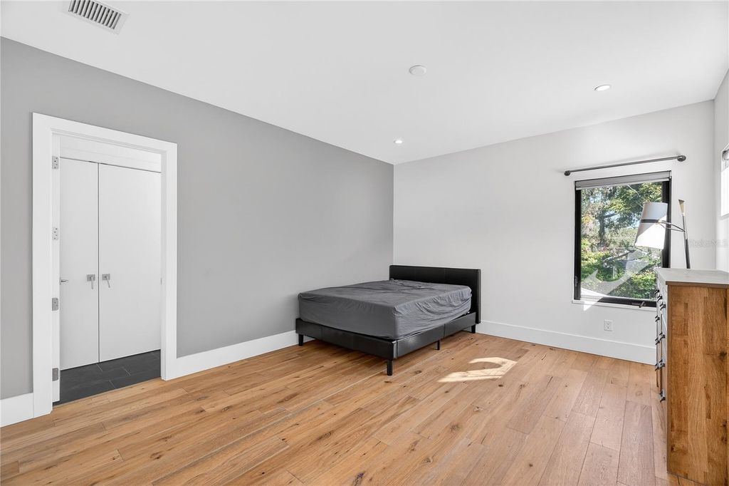 Image 28 of property listing at 911 GOLFVIEW STREET, Orlando, FL 32804