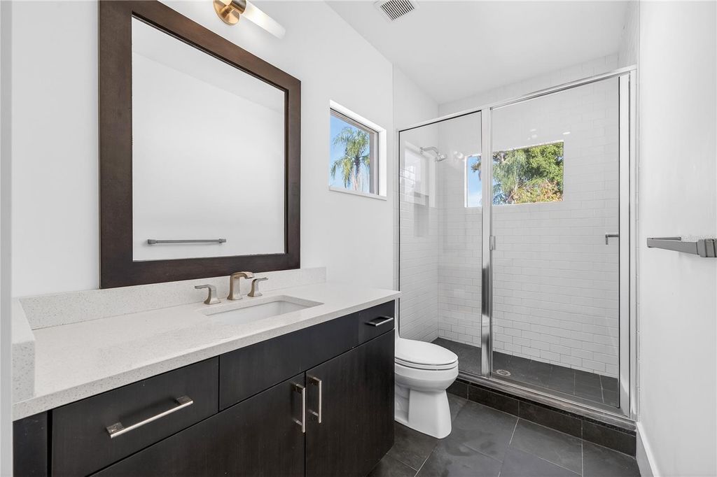 Image 31 of property listing at 911 GOLFVIEW STREET, Orlando, FL 32804