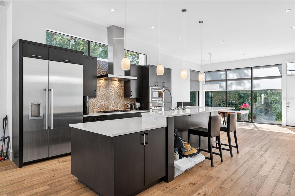 Image 10 of property listing at 911 GOLFVIEW STREET, Orlando, FL 32804