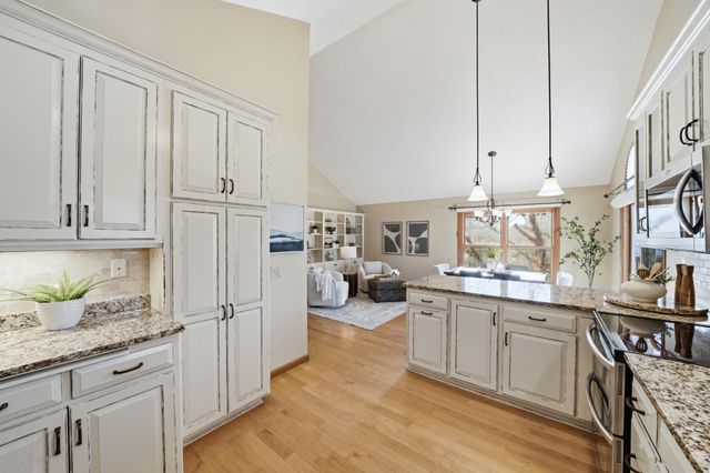 185 Cascade Court, Chanhassen, MN 55317