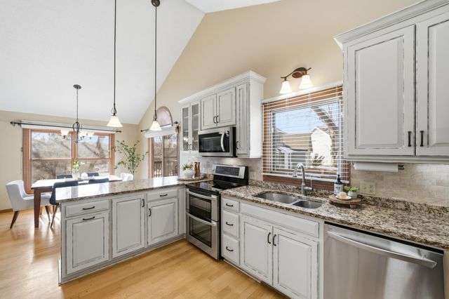 185 Cascade Court, Chanhassen, MN 55317