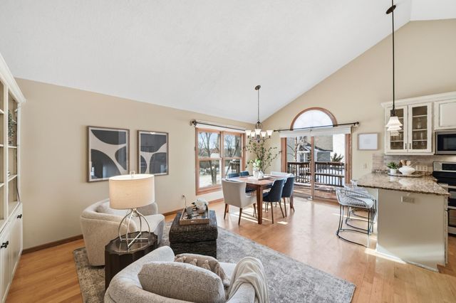 185 Cascade Court, Chanhassen, MN 55317