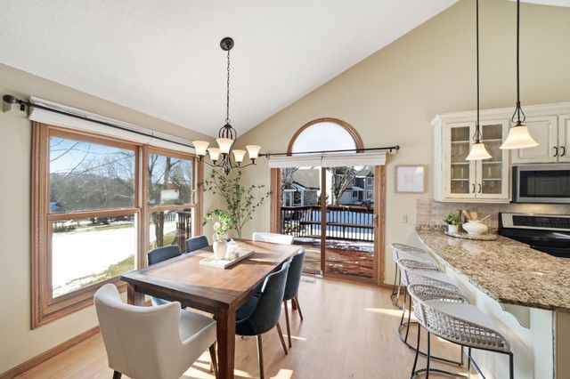 185 Cascade Court, Chanhassen, MN 55317