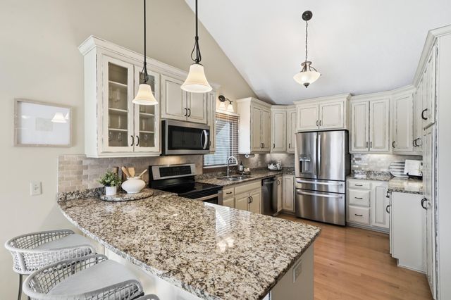 185 Cascade Court, Chanhassen, MN 55317