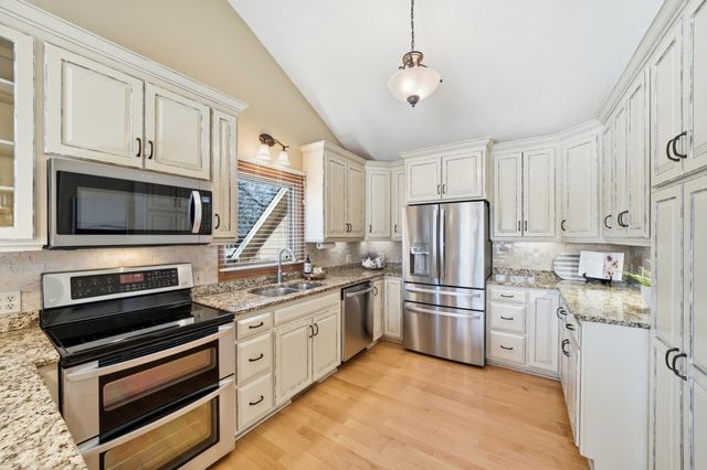 185 Cascade Court, Chanhassen, MN 55317