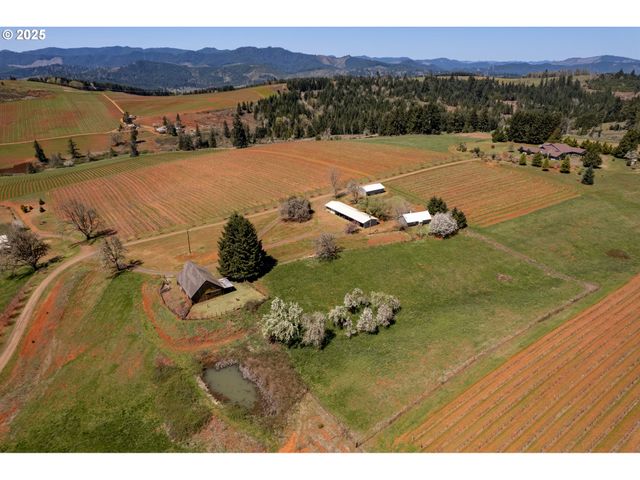 1488 RED HILL Rd, Oakland, OR 97462