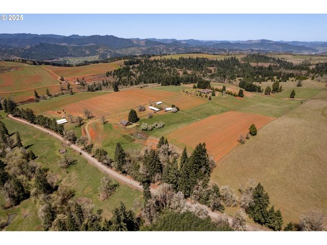 1488 RED HILL Rd, Oakland, OR 97462