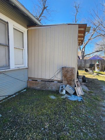 502 W 4th ST, Taylor, TX 76574