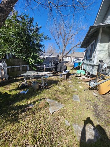 502 W 4th ST, Taylor, TX 76574