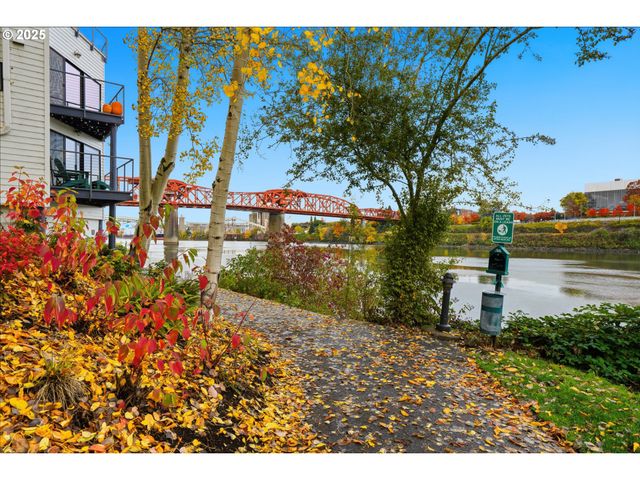 820 Nw NAITO Pkwy, Portland, OR 97209