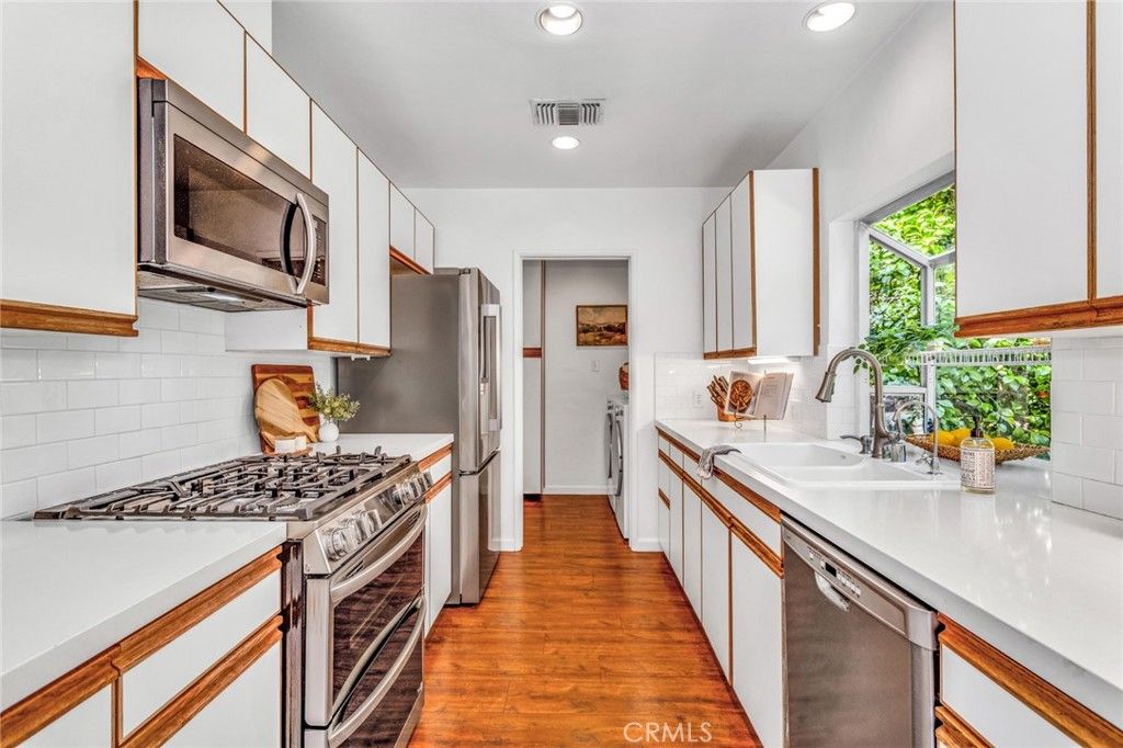 Image 14 of property listing at 12705 Sarah Street, Studio City, CA 91604