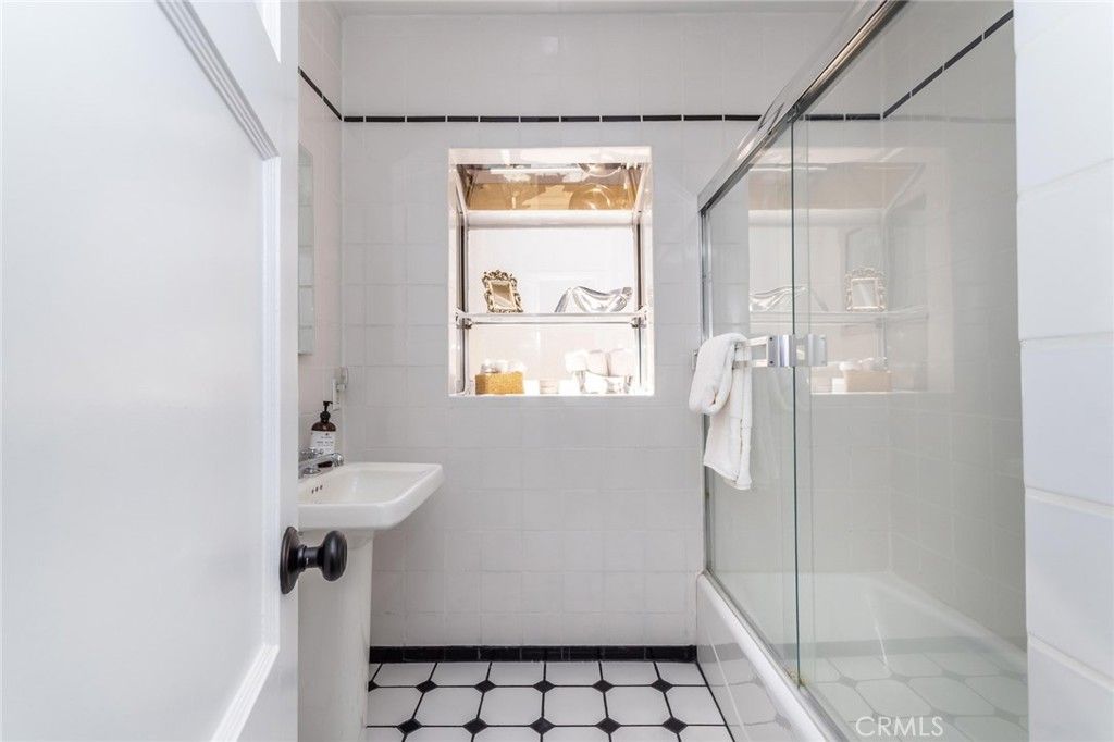 Image 31 of property listing at 12705 Sarah Street, Studio City, CA 91604