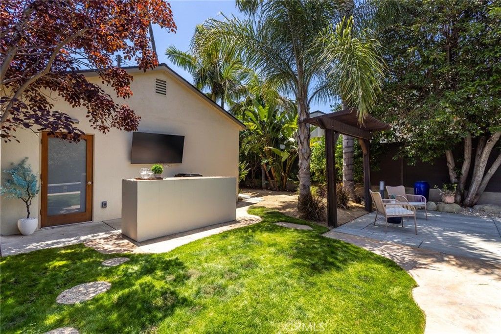 Image 43 of property listing at 12705 Sarah Street, Studio City, CA 91604