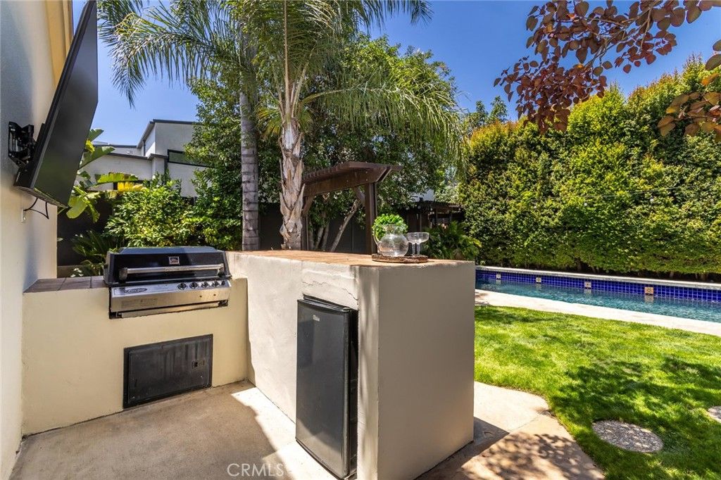 Image 44 of property listing at 12705 Sarah Street, Studio City, CA 91604