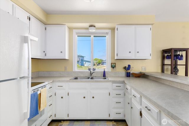 214 Lighthouse Way, Freeland, WA 98249