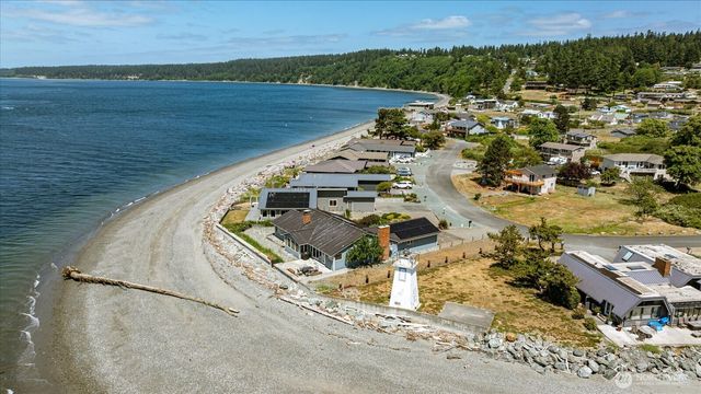 214 Lighthouse Way, Freeland, WA 98249