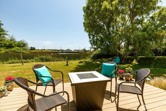 214 Lighthouse Way, Freeland, WA 98249
