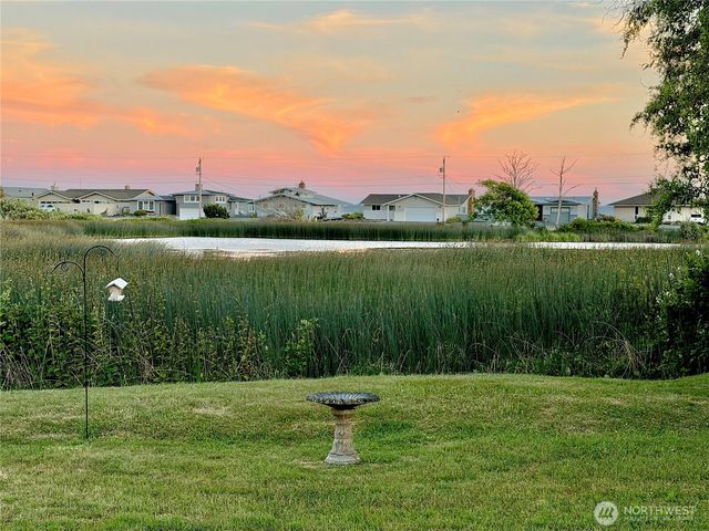 214 Lighthouse Way, Freeland, WA 98249