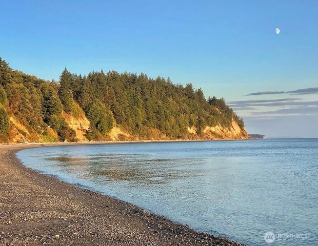 214 Lighthouse Way, Freeland, WA 98249
