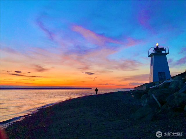 214 Lighthouse Way, Freeland, WA 98249