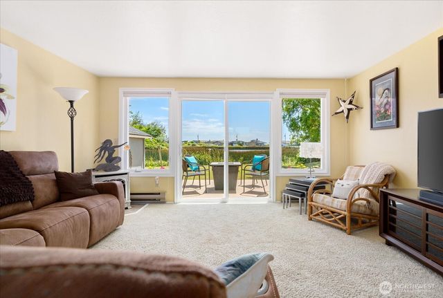 214 Lighthouse Way, Freeland, WA 98249