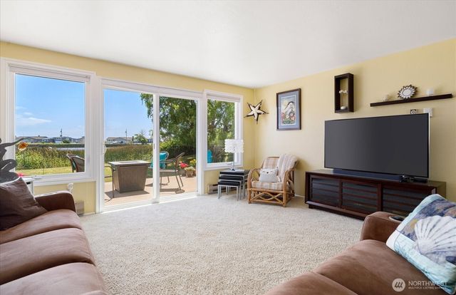 214 Lighthouse Way, Freeland, WA 98249