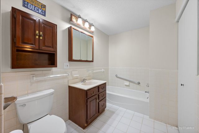 287 Holiday Drive, Lake Holiday, IL 60552