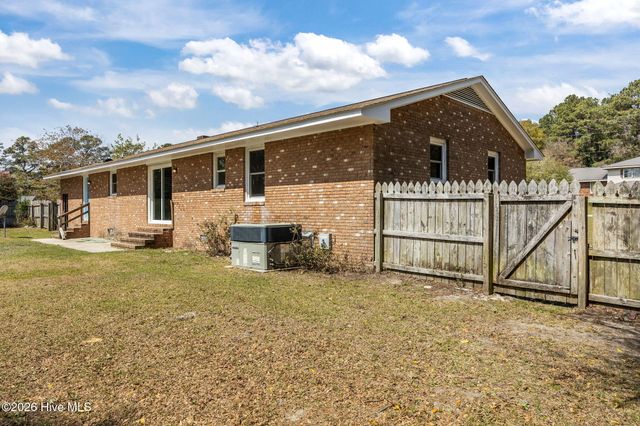 412 Crows Nest Lane, Sneads Ferry, NC 28460