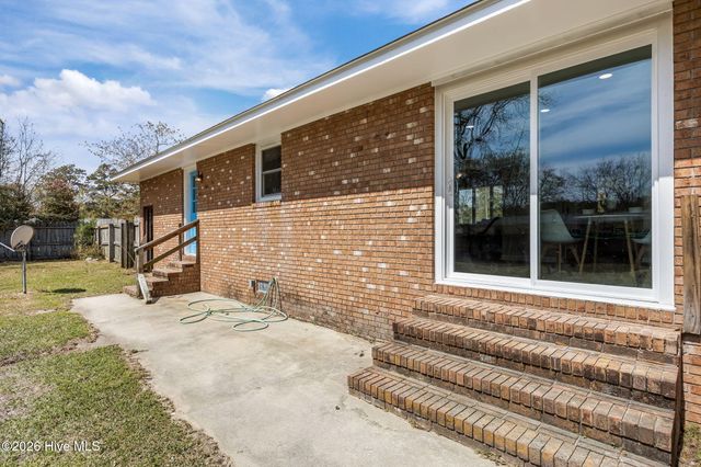 412 Crows Nest Lane, Sneads Ferry, NC 28460