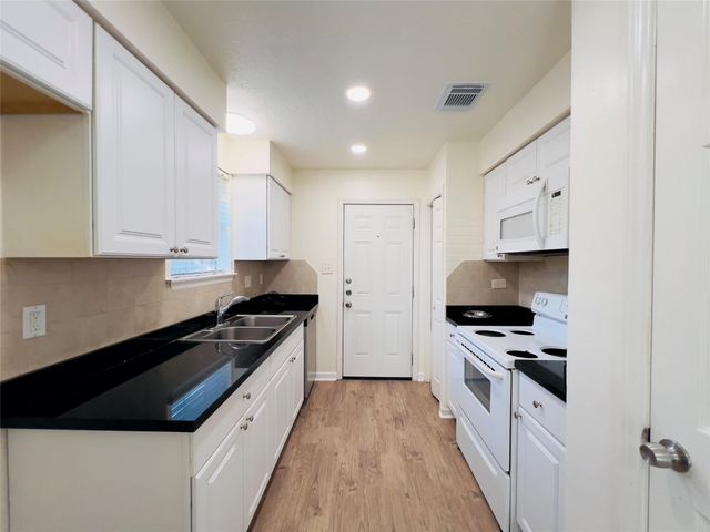 17014 Forest Bend Avenue, Friendswood, TX 77546