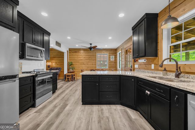 280 Shore Crest Drive, Martin, GA 30557