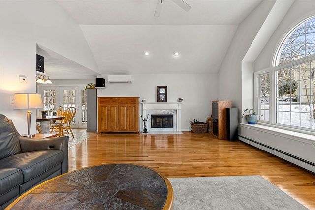 4 Barberry Ln, West Newbury, MA 01985