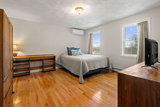 4 Barberry Ln, West Newbury, MA 01985