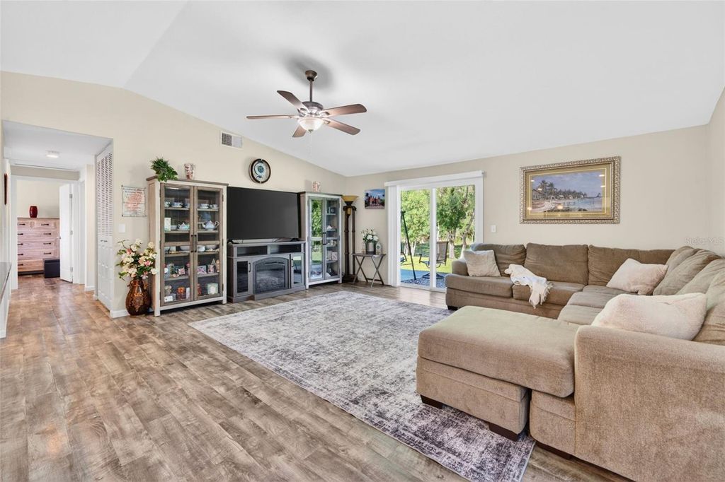 Image 17 of property listing at 549 LONGWOOD CIRCLE, Oldsmar, FL 34677