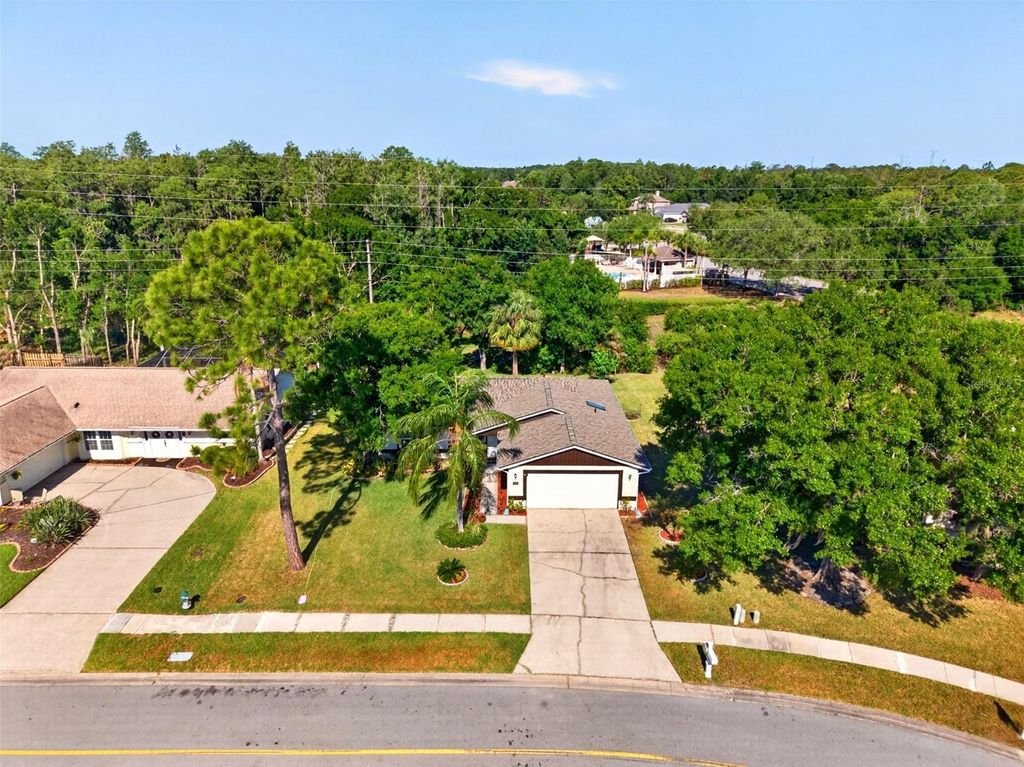 Image 4 of property listing at 549 LONGWOOD CIRCLE, Oldsmar, FL 34677