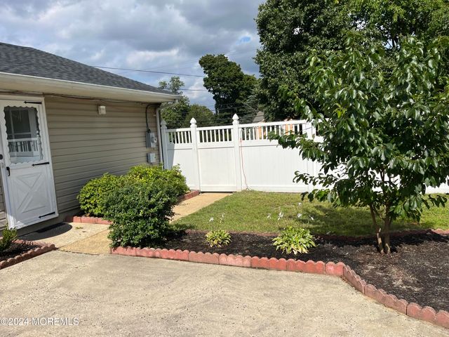 490 W Park Avenue, Oakhurst, NJ 07755