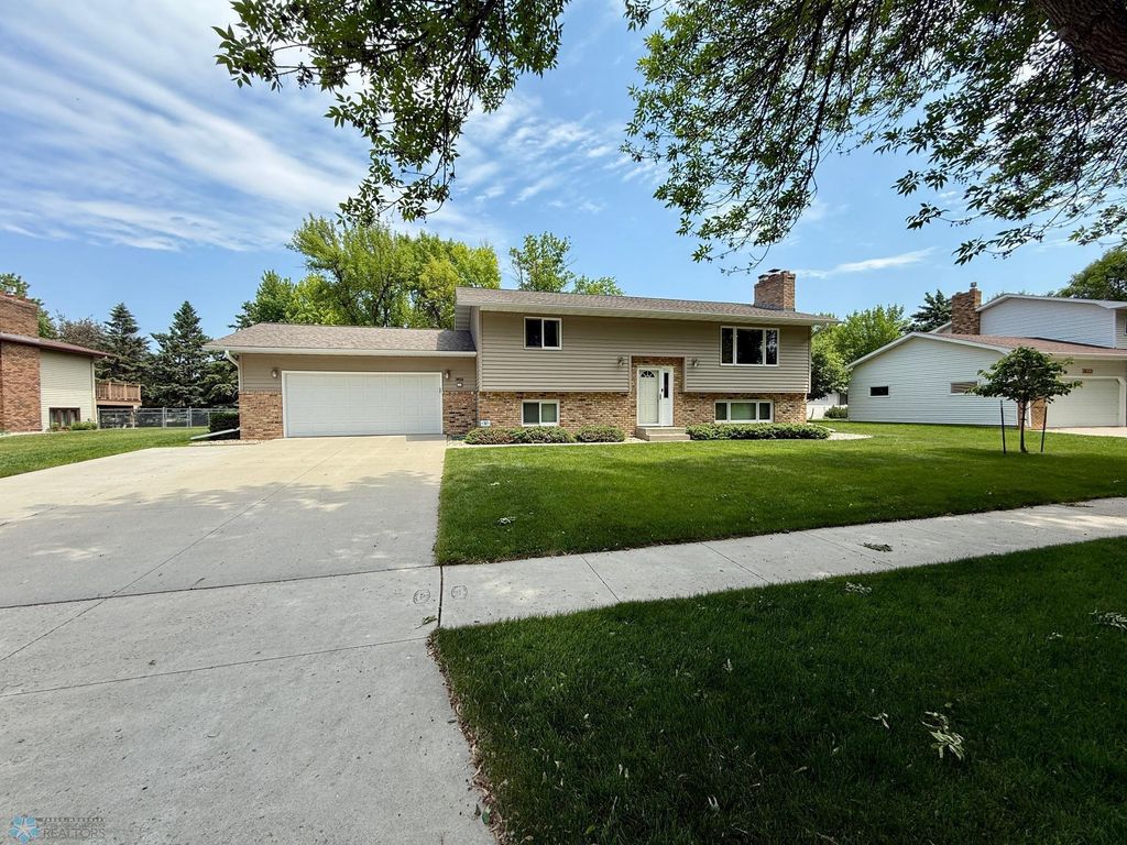 3818 S Rivershore Drive, Moorhead, MN 56560