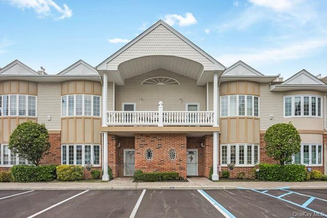 130 Francesca Way, Amityville, NY 11701