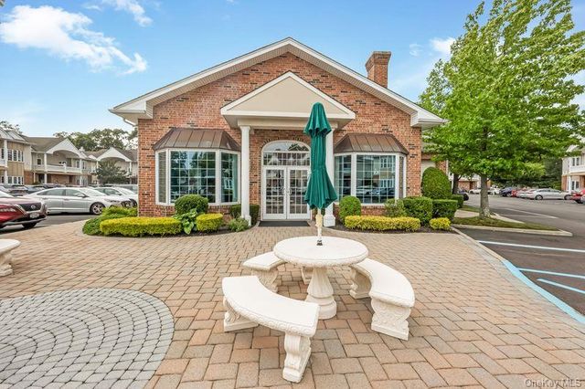 130 Francesca Way, Amityville, NY 11701