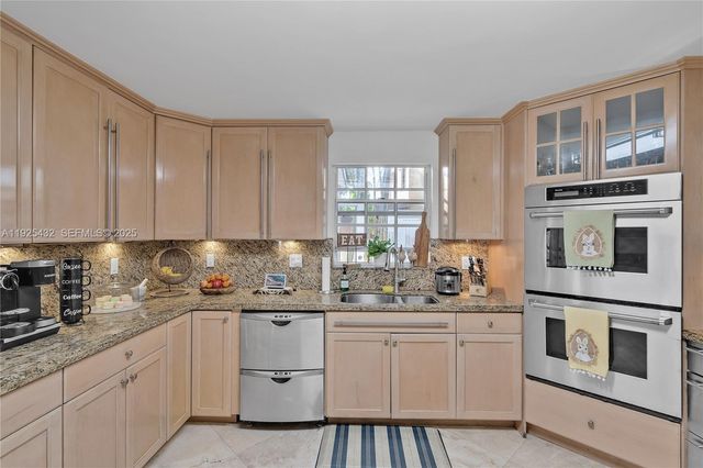 10298 NW 130th St, Hialeah Gardens, FL 33018