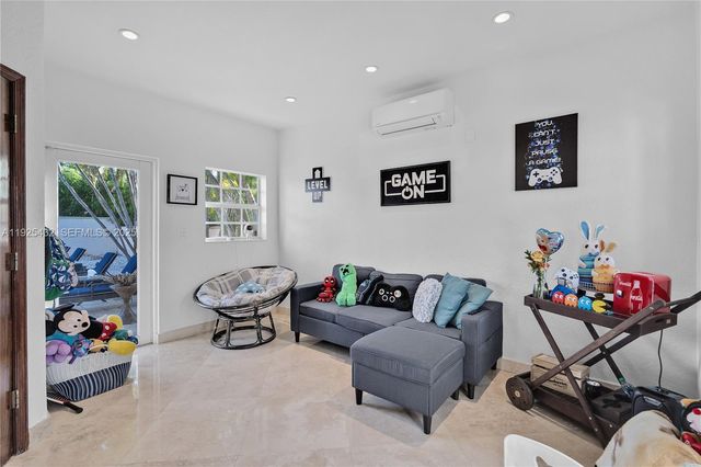 10298 NW 130th St, Hialeah Gardens, FL 33018